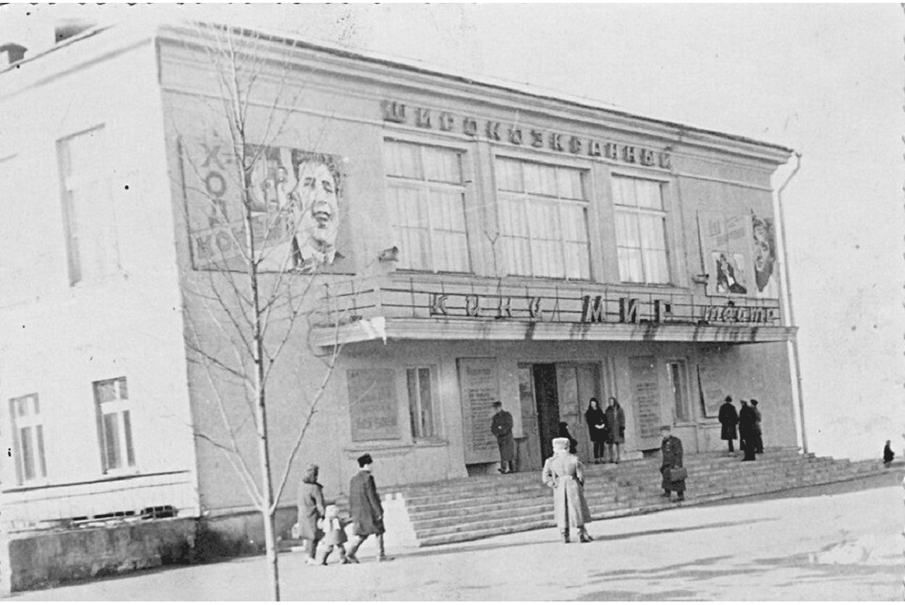 У входа в кинотеатр «Мир», Гусев 1963 год.