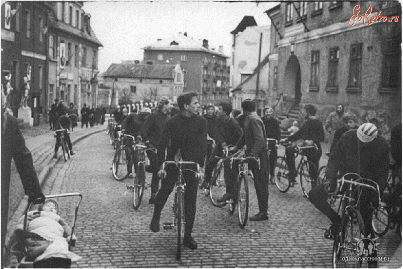 Велосипедисты на пока что брусчатой  улице Тельмана в Гвардейске, 1967 год.
