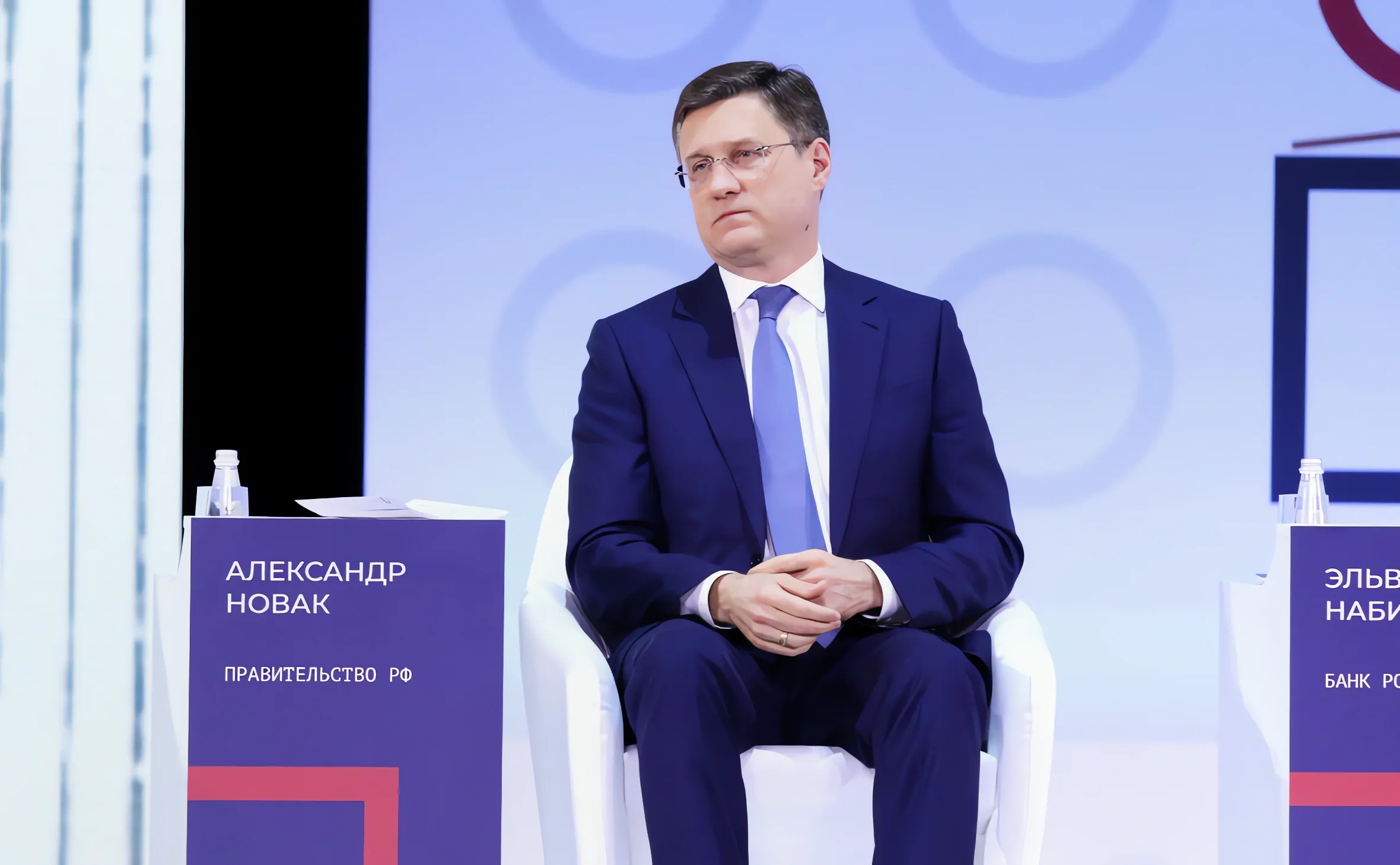 Вице-премьер объяснил многочасовые очереди на АЗС атаками на заводы