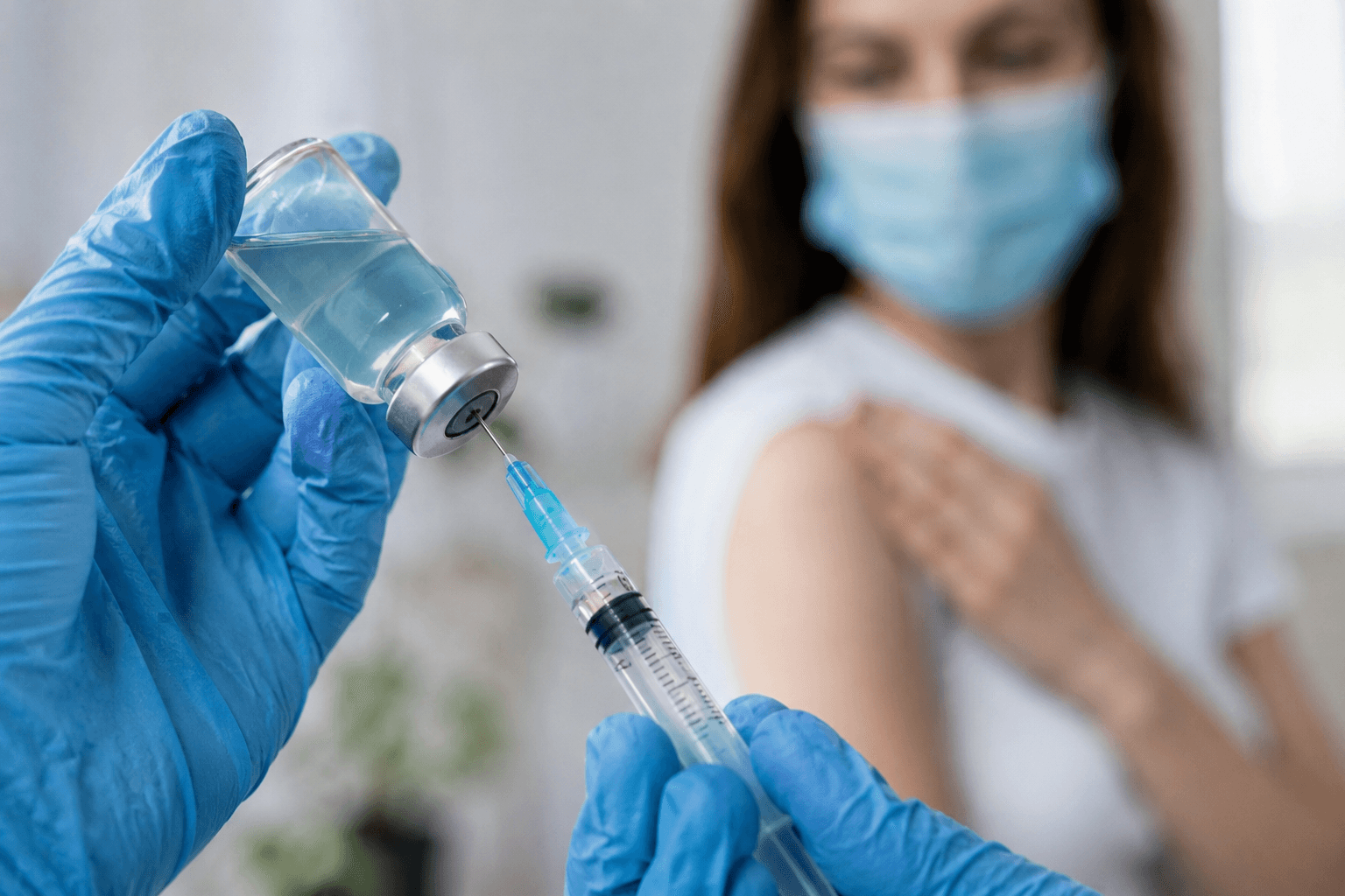 Россиян начнут прививать обновлённой вакциной от гриппа: в состав включили три новых штамма