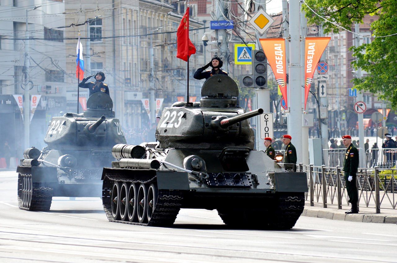 В 2026 году власти решили отказаться от колонн актуальной боевой техники. Вместо неё по площади Победы проехали уже зарекомендовавшие себя образцы времён  Великой Отечественной 