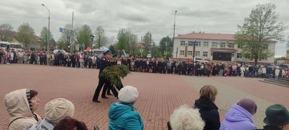 На площади города Нестерова прошёл торжественный митинг, посвящённый Дню Победы. Несмотря на пасмурную погоду, сердца собравшихся были согреты теплом памяти и благодарности