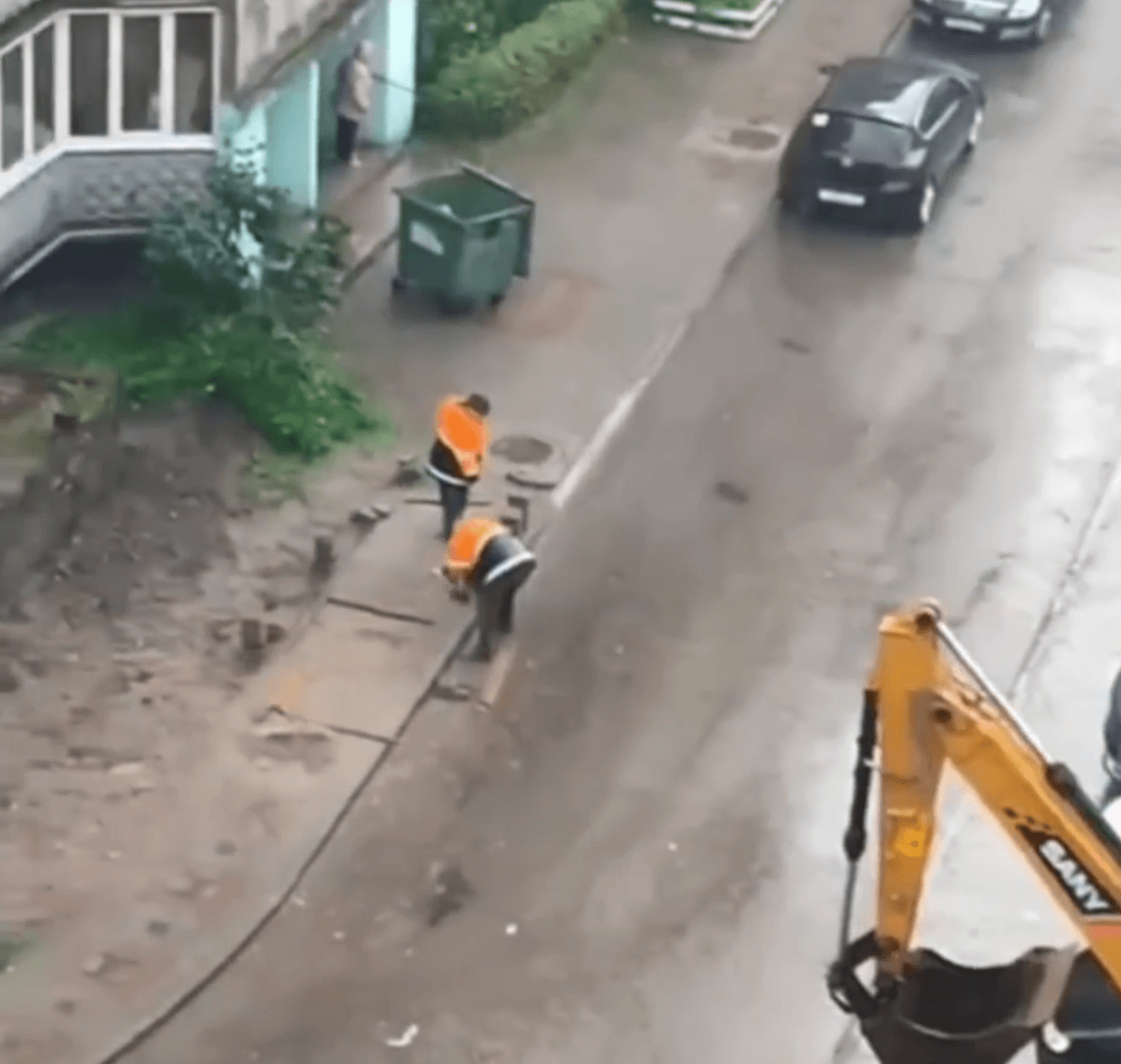 Пока Калининград накрывал шторм, во дворе спокойно укладывали плитку