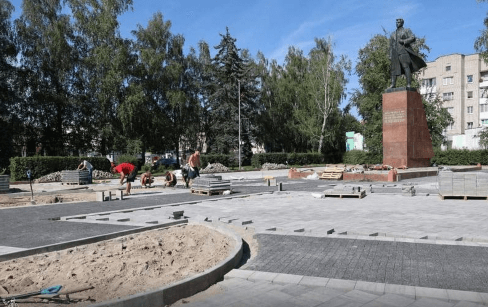 12 миллионов без скидки: в Черняховске полностью разобрали площадь и начали укладывать новую плитку