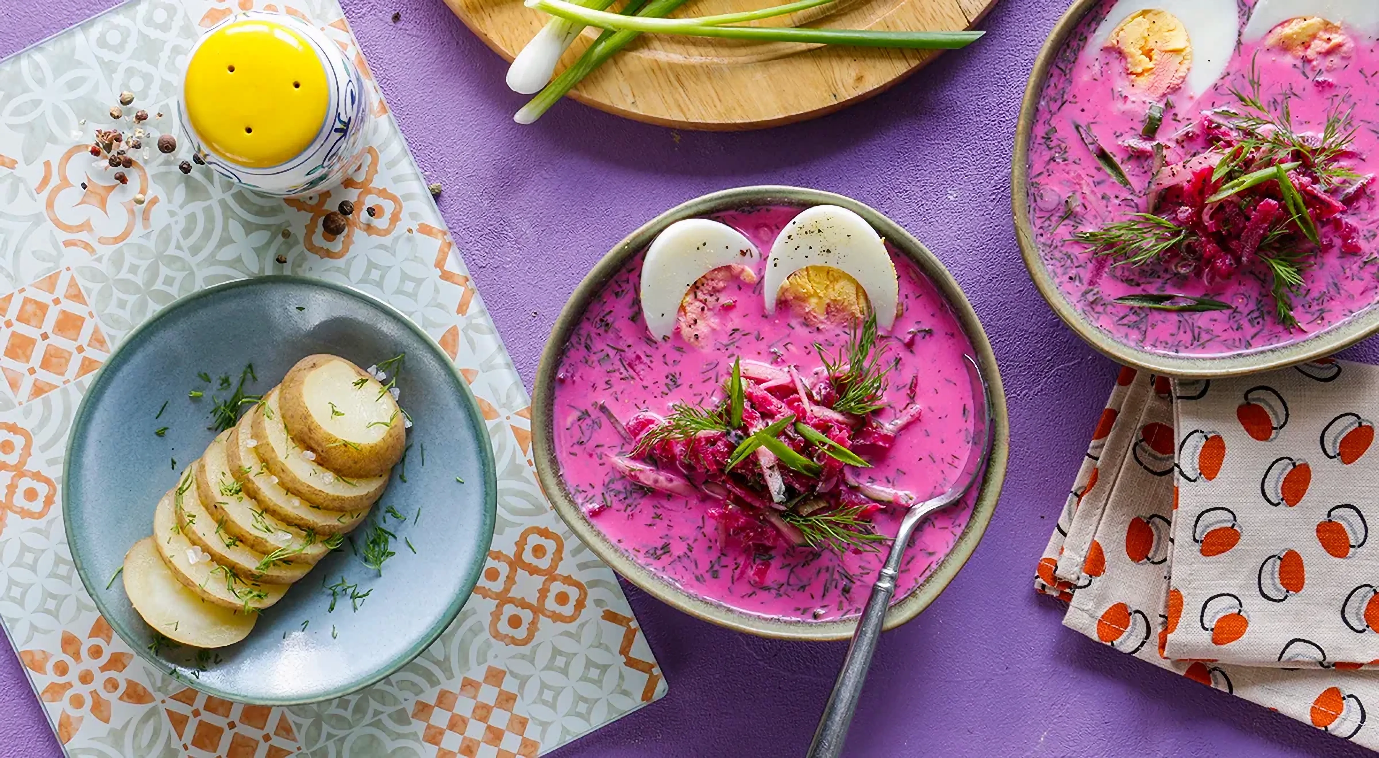 Сытные мясные блюда в меню калининградских веранд летом мгновенно уступают место легендарному литовскому холодному борщу, и этот ярко-розовый суп на основе густого кефира и маринованной свеклы с добавлением свежих огурцов и яиц в жаркие дни заказывают до 90% всех голодных гостей.
