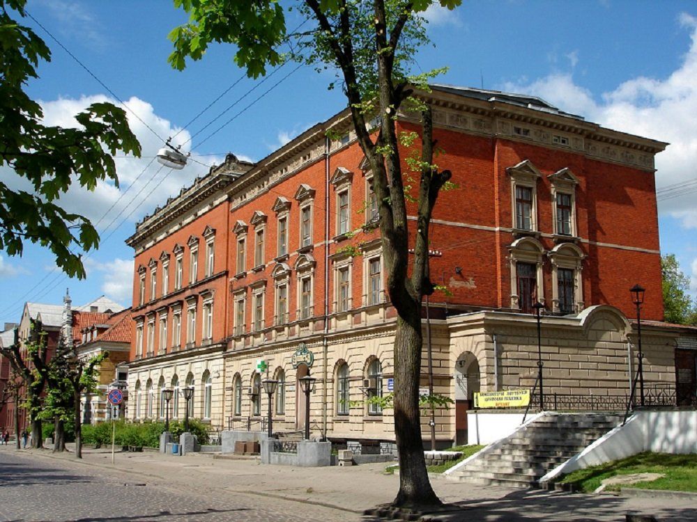Старые фасады здесь не спорят с новой жизнью, а просто стоят рядом — как и положено городу с характером.